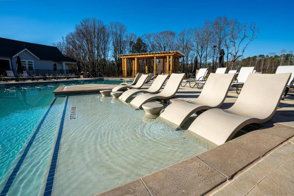 Upscale, New Apt, Pool, Long Stays